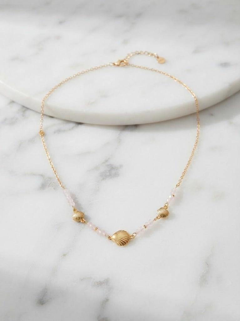 Collier Maille Fine Dorée avec 3 Coquillages Peigne Dorés 3D & Perles de Quartz Rose - Acier Inoxydable 316L