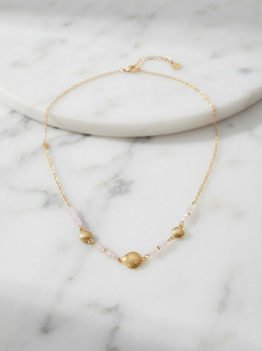 Collier Maille Fine Dorée avec 3 Coquillages Peigne Dorés 3D & Perles de Quartz Rose - Acier Inoxydable 316L