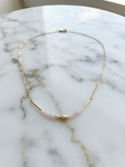 Collier Maille Fine Dorée avec Poisson Tropical Doré 3D, Tiges Rigides & Perles Quartz Rose - Acier Inoxydable 316L