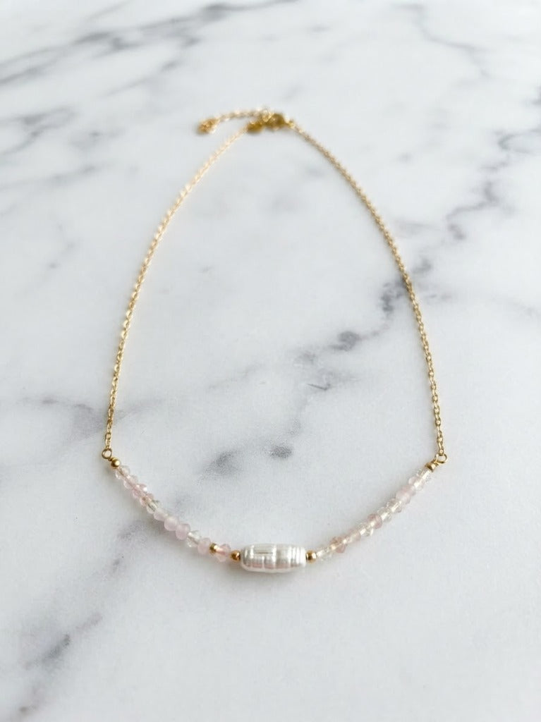 Collier Maille Fine Dorée avec Tube Cylindrique en Nacre Baroque Irisée & Perles Quartz Rose - Acier Inoxydable 316L
