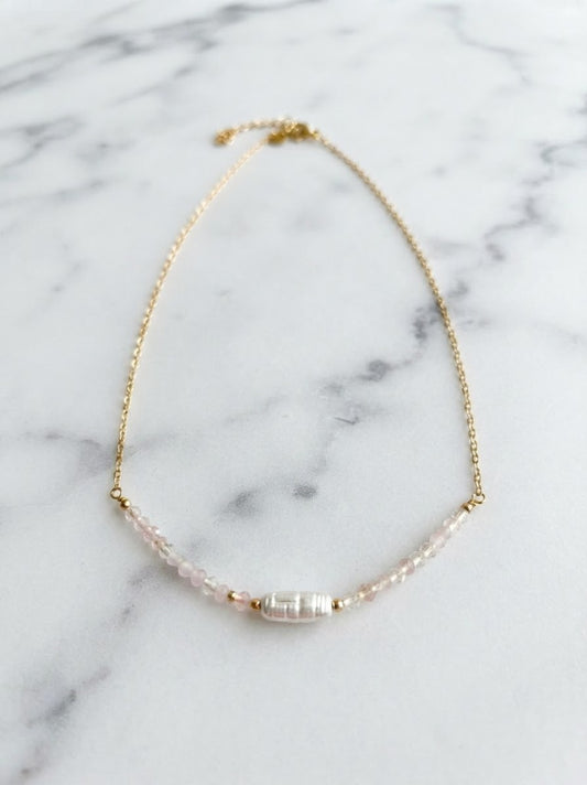 Collier Maille Fine Dorée avec Tube Cylindrique en Nacre Baroque Irisée & Perles Quartz Rose - Acier Inoxydable 316L