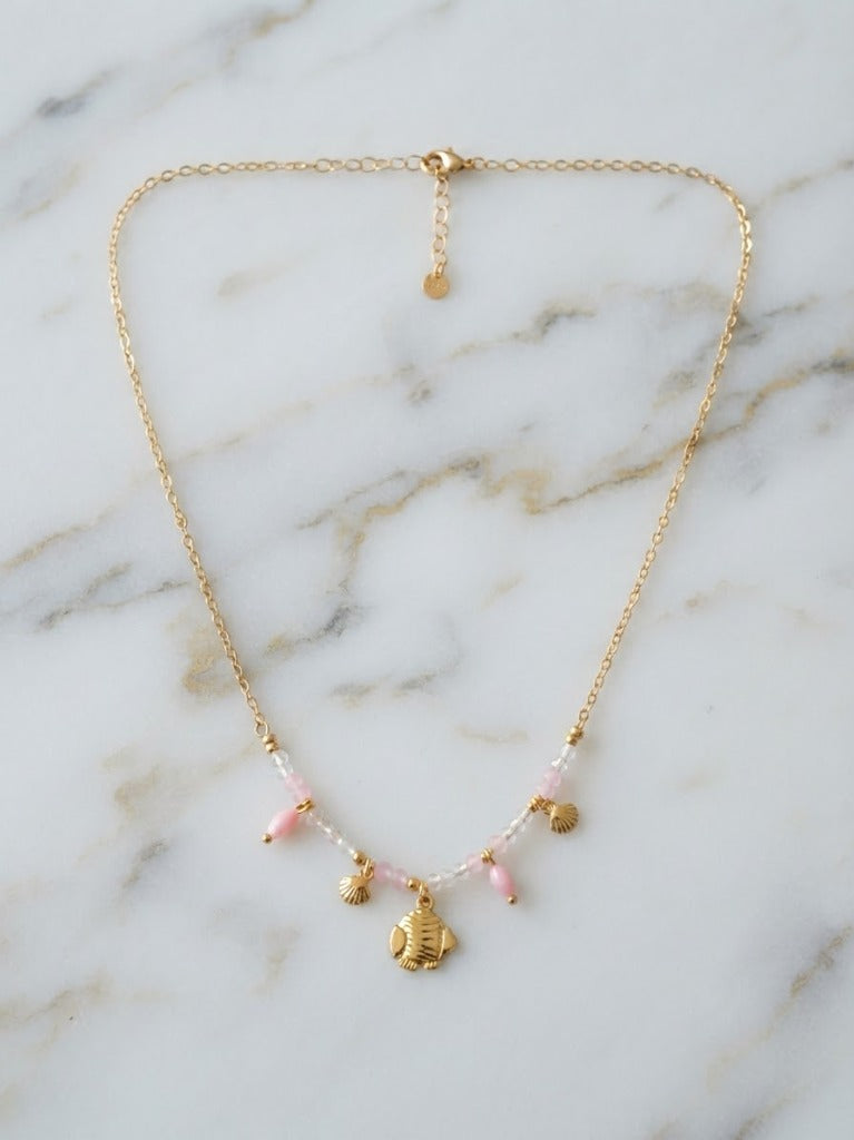 Collier Maille Fine Dorée avec Poisson Tropical Ciselé 3D, Coquillages & Pampilles Quartz Rose - Acier Inoxydable 316L