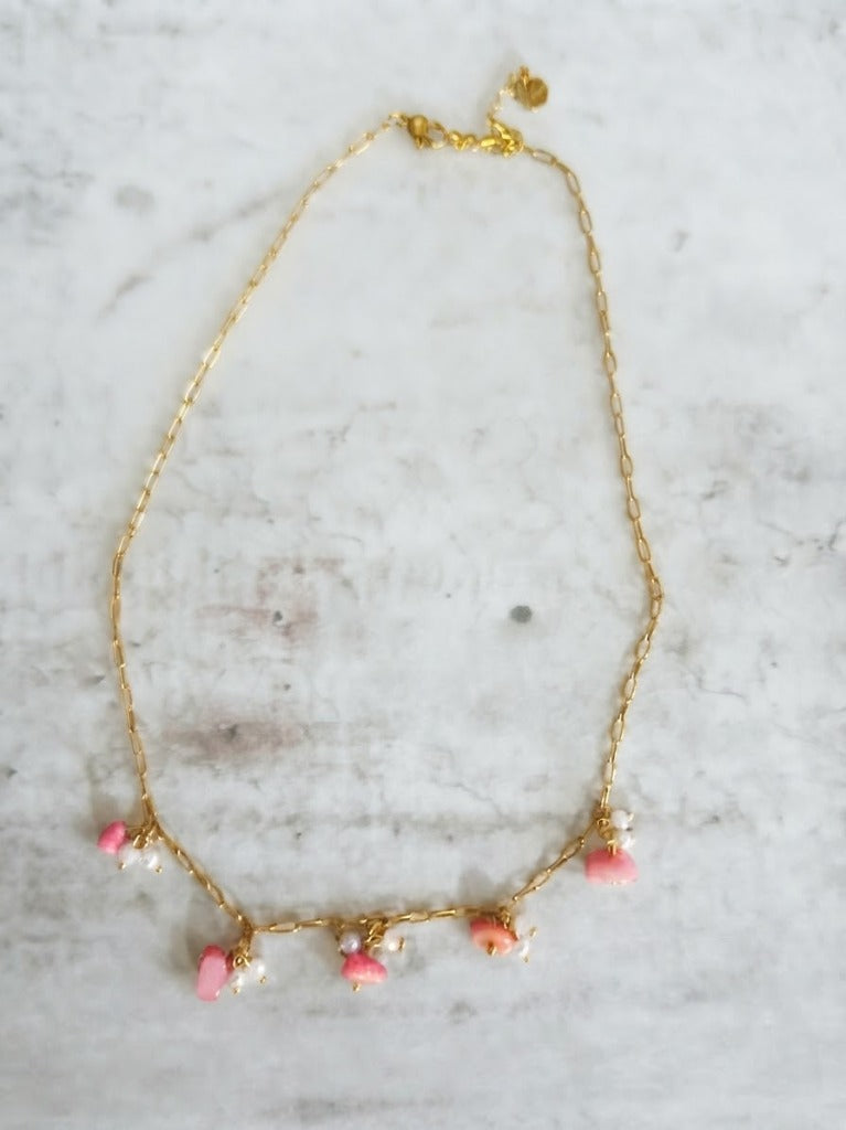 Collier Maille Rectangulaire & 5 Grappes Pendantes d'Éclats de Corail Rose Vibrant & Nacre Blanche - Acier Inoxydable 316L
