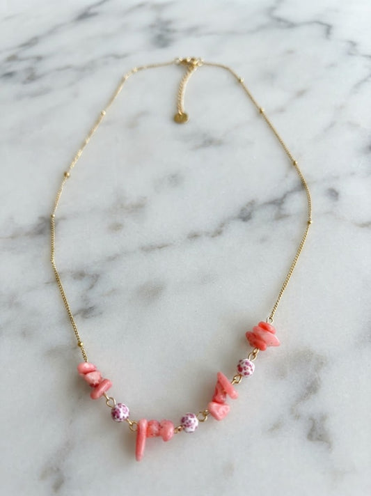 Collier Chaîne Satellite Dorée avec Éclats de Corail Rose Naturel & Perles Céramique Fleuries - Acier Inoxydable 316L