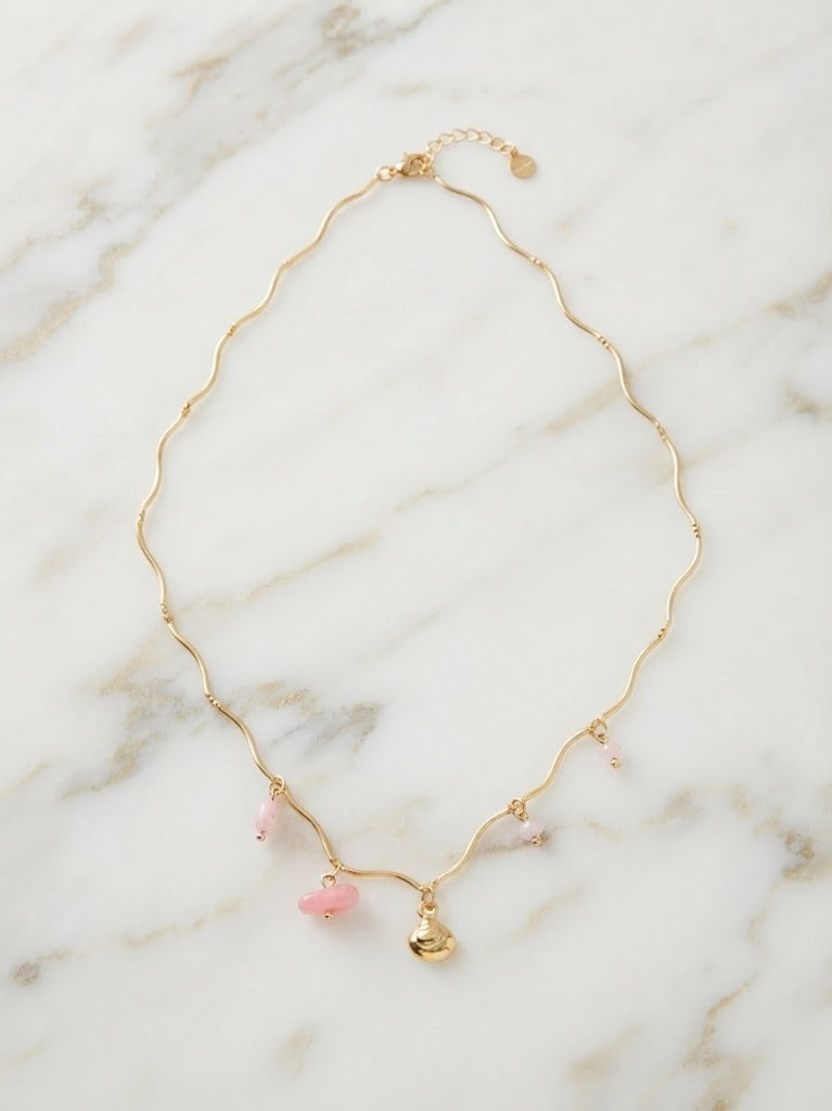 Collier Tige Ondulée Vague Dorée avec Coquillage Peigne Doré 3D, Galet & Pampilles Quartz Rose - Acier Inoxydable 316L